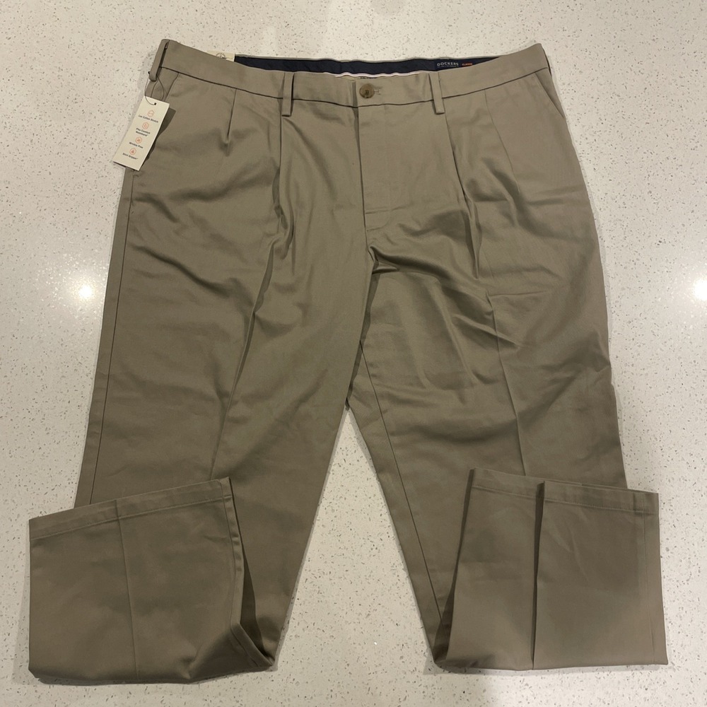 Dockers Men's Pleated‎ Classic Fit Signature Khaki Pants 42/30 NWT